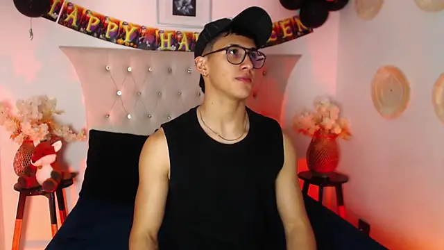 Snapshot of SalvadorFit chatting on October 16, 2025, 8:28 pm SalvadorFit online show from October 16, 2025, 8:28 pm