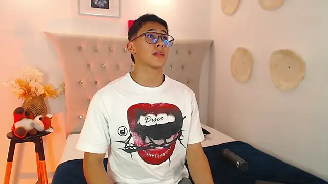 Snapshot of SalvadorFit chatting on October 2, 2025, 8:23 pm SalvadorFit online show from October 2, 2025, 8:23 pm