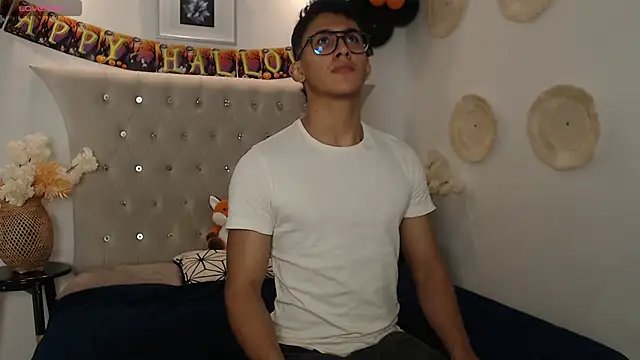 Snapshot of SalvadorFit chatting on October 12, 2025, 8:21 pm SalvadorFit online show from October 12, 2025, 8:21 pm