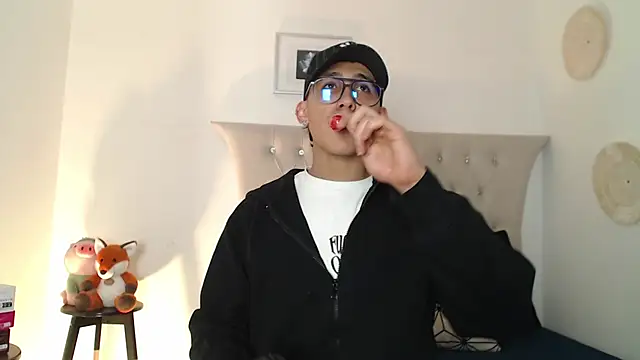 Snapshot of SalvadorFit chatting on November 18, 2025, 8:34 pm SalvadorFit online show from November 18, 2025, 8:34 pm