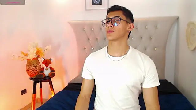 Snapshot of SalvadorFit chatting on September 22, 2025, 8:26 pm SalvadorFit online show from September 22, 2025, 8:26 pm