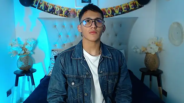 Snapshot of SalvadorFit chatting on October 20, 2025, 8:31 pm SalvadorFit online show from October 20, 2025, 8:31 pm