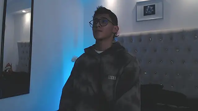 Snapshot of SalvadorFit chatting on September 23, 2025, 8:27 pm SalvadorFit online show from September 23, 2025, 8:27 pm