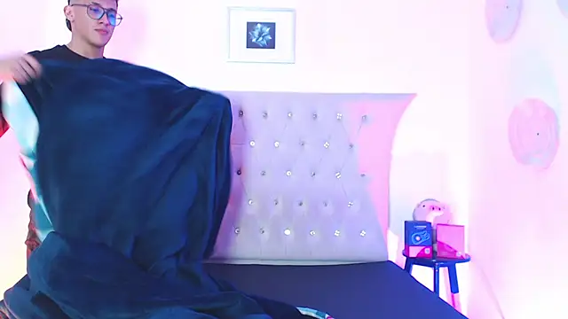 Snapshot of SalvadorFit chatting on November 21, 2025, 8:41 pm SalvadorFit online show from November 21, 2025, 8:41 pm