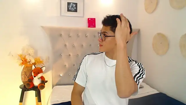 Snapshot of SalvadorFit chatting on October 1, 2025, 8:46 pm SalvadorFit online show from October 1, 2025, 8:46 pm