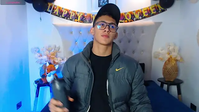 Snapshot of SalvadorFit chatting on October 15, 2025, 8:28 pm SalvadorFit online show from October 15, 2025, 8:28 pm