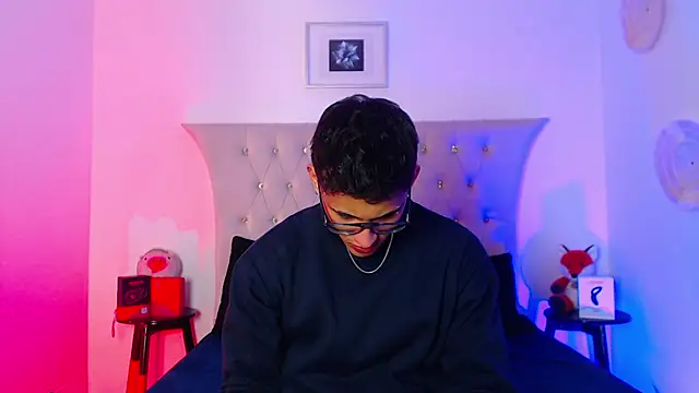 Snapshot of SalvadorFit chatting on November 19, 2025, 8:31 pm SalvadorFit online show from November 19, 2025, 8:31 pm