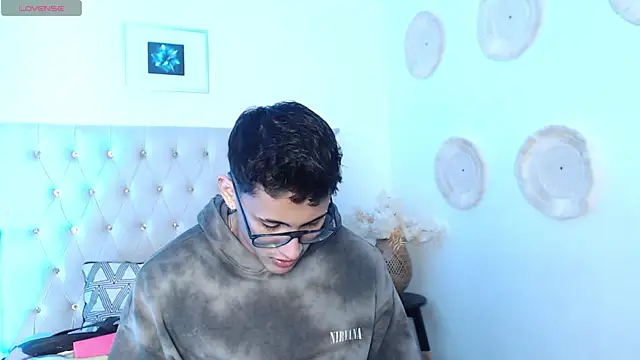 Snapshot of SalvadorFit chatting on November 6, 2025, 8:24 pm SalvadorFit online show from November 6, 2025, 8:24 pm