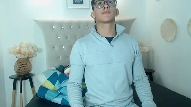 Snapshot of SalvadorFit chatting on November 4, 2025, 8:34 pm SalvadorFit online show from November 4, 2025, 8:34 pm