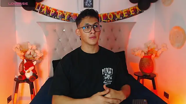 Snapshot of SalvadorFit chatting on October 21, 2025, 8:30 pm SalvadorFit online show from October 21, 2025, 8:30 pm