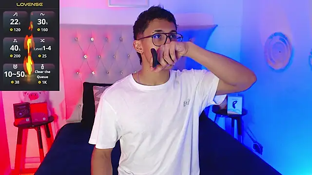 Snapshot of SalvadorFit chatting on November 16, 2025, 8:24 pm SalvadorFit online show from November 16, 2025, 8:24 pm