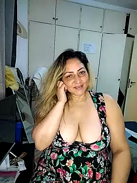 Lunita86 online show from October 25, 2025, 2:39 pm