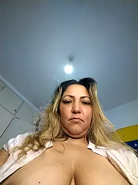 Lunita86 online show from October 28, 2025, 2:38 pm