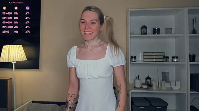 Snapshot of DianeHonnette chatting on December 20, 2025, 7:39 pm DianeHonnette online show from December 20, 2025, 7:39 pm