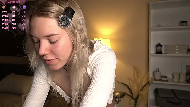 Snapshot of DianeHonnette chatting on February 15, 2026, 7:24 pm DianeHonnette online show from February 15, 2026, 7:24 pm