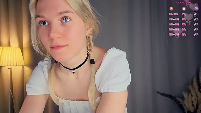 Snapshot of DianeHonnette chatting on January 18, 2026, 6:33 pm DianeHonnette online show from January 18, 2026, 6:33 pm