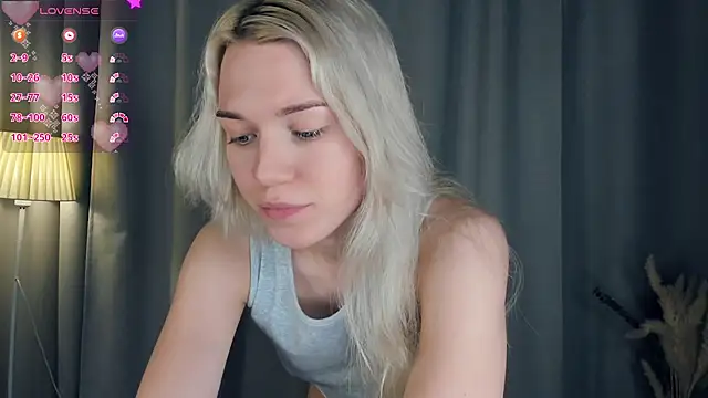 Snapshot of DianeHonnette chatting on December 4, 2025, 7:35 pm DianeHonnette online show from December 4, 2025, 7:35 pm