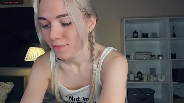 Snapshot of DianeHonnette chatting on December 22, 2025, 7:14 pm DianeHonnette online show from December 22, 2025, 7:14 pm