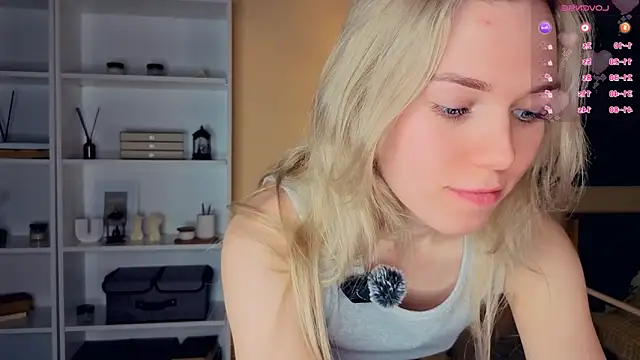 Snapshot of DianeHonnette chatting on February 3, 2026, 7:41 pm DianeHonnette online show from February 3, 2026, 7:41 pm