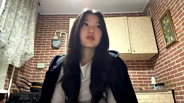 EmmaLeexth online show from October 6, 2025, 2:29 pm