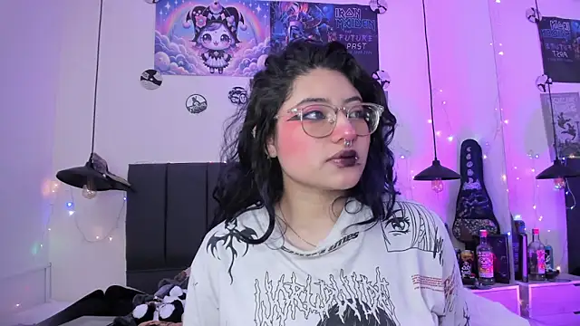 SabrinaV  online show from April 17, 2026, 11:35 am