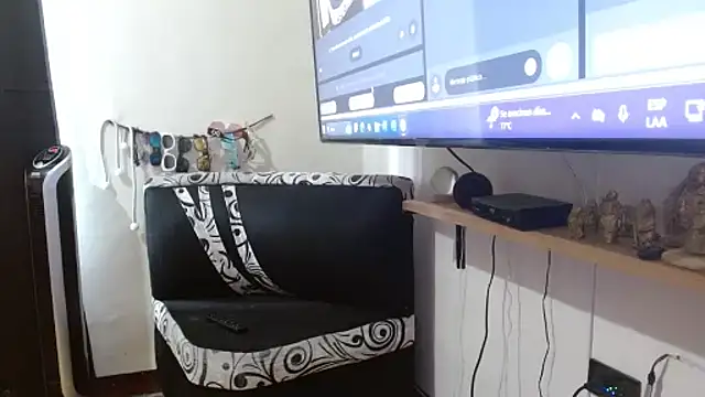 Snapshot of emilywhite48 chatting on September 19, 2025, 2:32 pm emilywhite48 online show from September 19, 2025, 2:32 pm