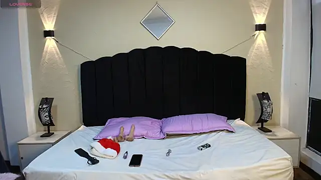 AgataThompson  online show from December 17, 2025, 8:47 pm