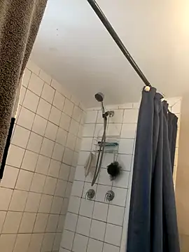 Snapshot of QUEENCALIMOD chatting on October 19, 2025, 4:32 pm QUEENCALIMOD online show from October 19, 2025, 4:32 pm