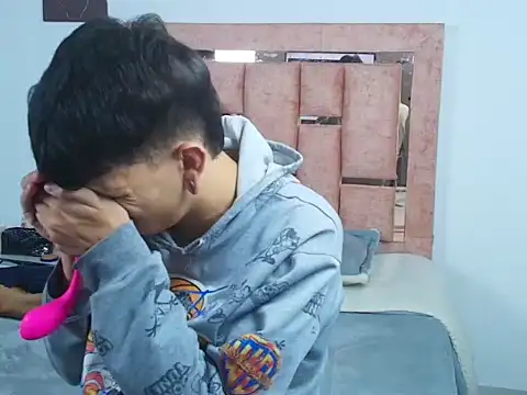 DemianSalvatore online show from December 5, 2025, 8:17 pm