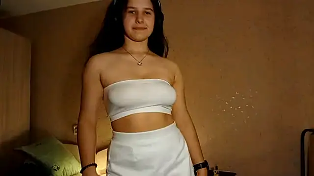 MandaDestiche online show from October 2, 2025, 6:44 pm