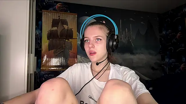 Elira Breeze online show from November 12, 2025, 12:31 pm