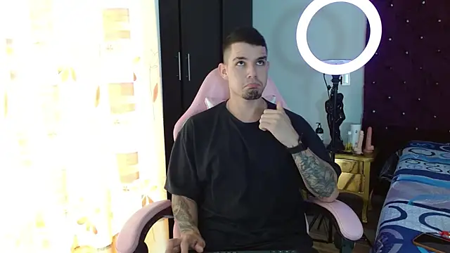 BooyHott  online show from November 4, 2025, 6:44 pm