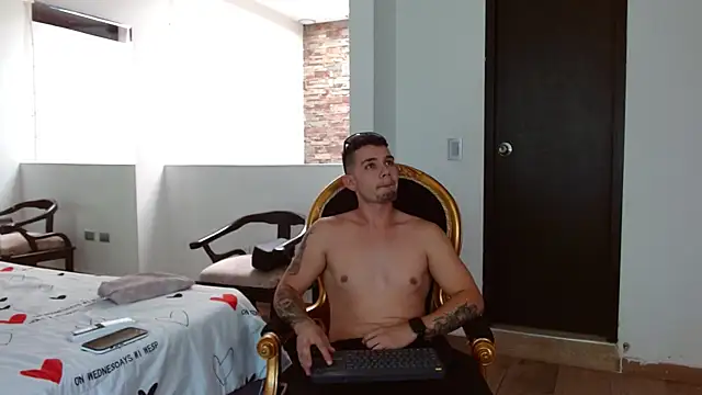 BooyHott  online show from October 9, 2025, 7:25 pm