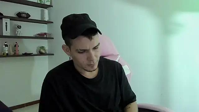 BooyHott  online show from December 17, 2025, 9:42 pm