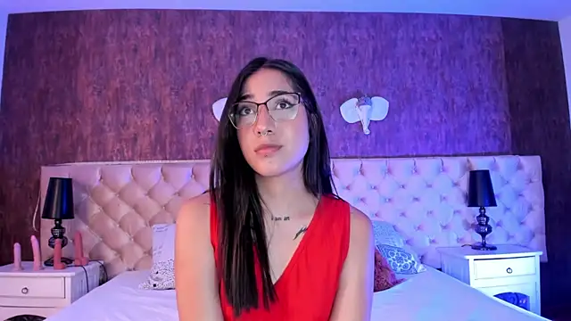 LiaaTurner online show from September 30, 2025, 8:26 pm