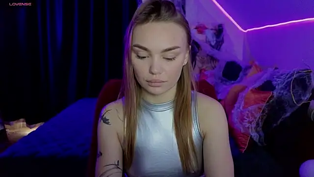 KitsyMoore online show from October 27, 2025, 1:12 pm