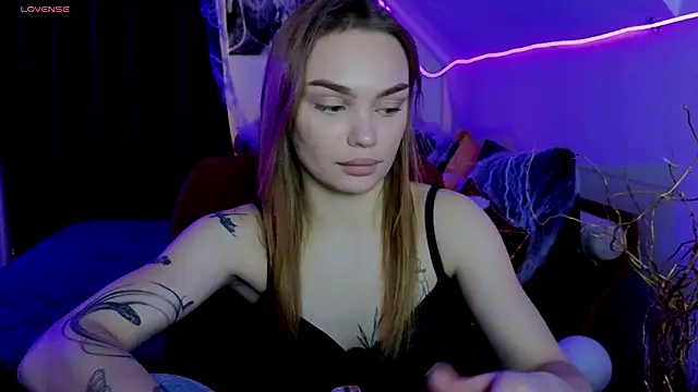 KitsyMoore online show from November 4, 2025, 1:48 pm