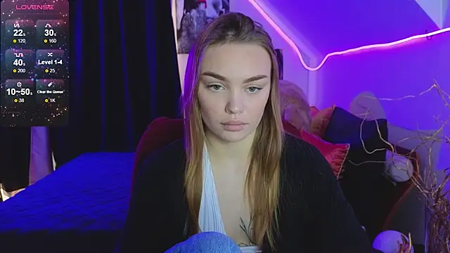 KitsyMoore online show from October 17, 2025, 1:13 pm