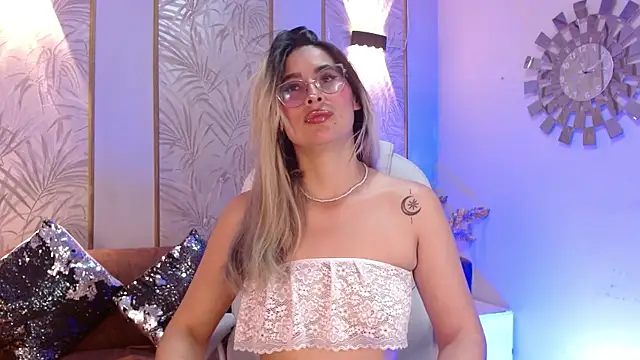 LunaaGrey  online show from October 9, 2025, 3:51 am