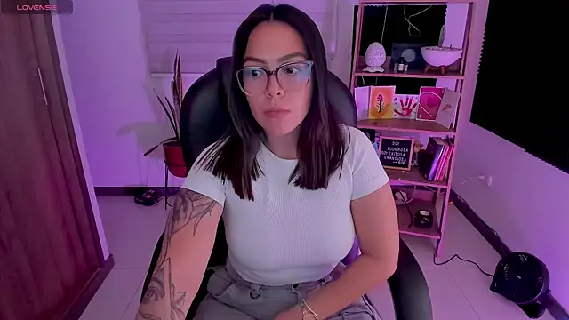 TaniaVelvet online show from April 19, 2026, 2:56 am