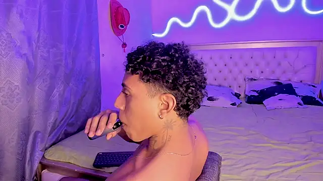 Snapshot of Glader31 chatting on October 16, 2025, 9:56 pm Glader31 online show from October 16, 2025, 9:56 pm