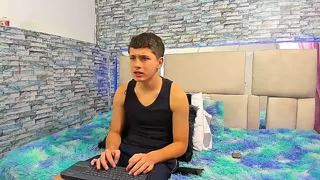 Julian wolf18 online show from October 23, 2025, 3:32 pm