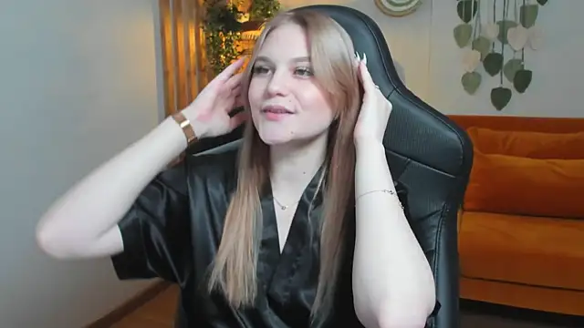 AriaWell online show from October 16, 2025, 6:38 pm