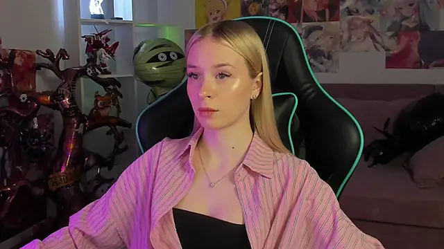 MiaGraces online show from November 4, 2025, 5:28 pm