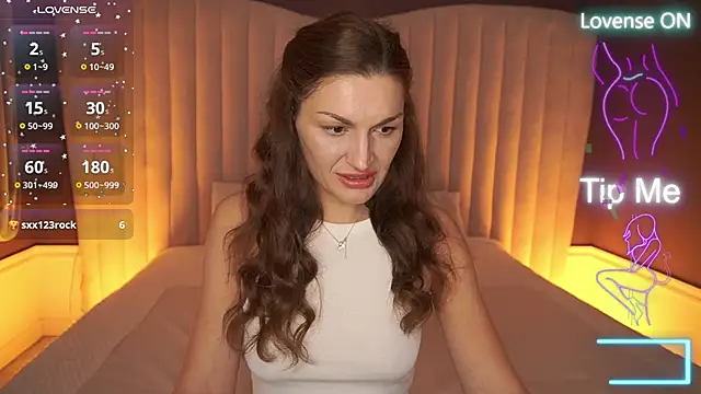 Snapshot of EllaGoldenn chatting on October 21, 2025, 8:52 pm EllaGoldenn online show from October 21, 2025, 8:52 pm