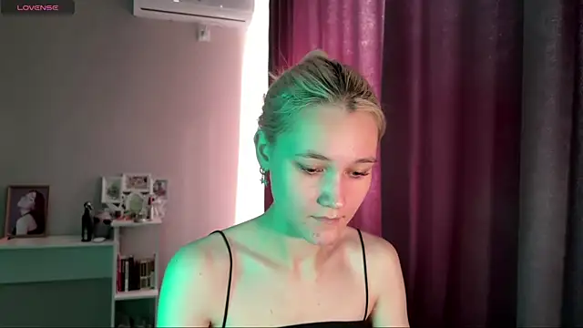 TwinedPeril online show from November 21, 2025, 7:07 am