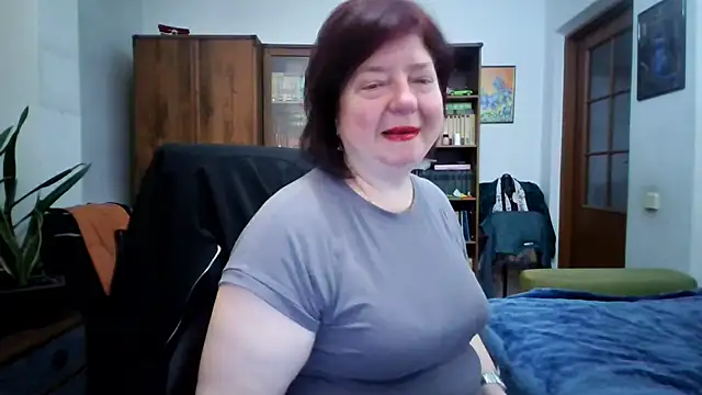 Snapshot of Violet_Pulse chatting on May 6, 2026, 5:39 pm Violet Pulse online show from May 6, 2026, 5:39 pm