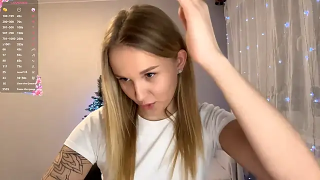 TanekaBoitel online show from December 14, 2025, 2:55 pm