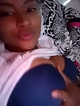 Snapshot of _Canella_ chatting on November 4, 2025, 2:15 am Canella online show from November 4, 2025, 2:15 am