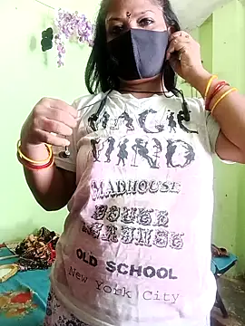 Snapshot of Mona_darling21 chatting on May 19, 2026, 6:31 am Mona darling21 online show from May 19, 2026, 6:31 am